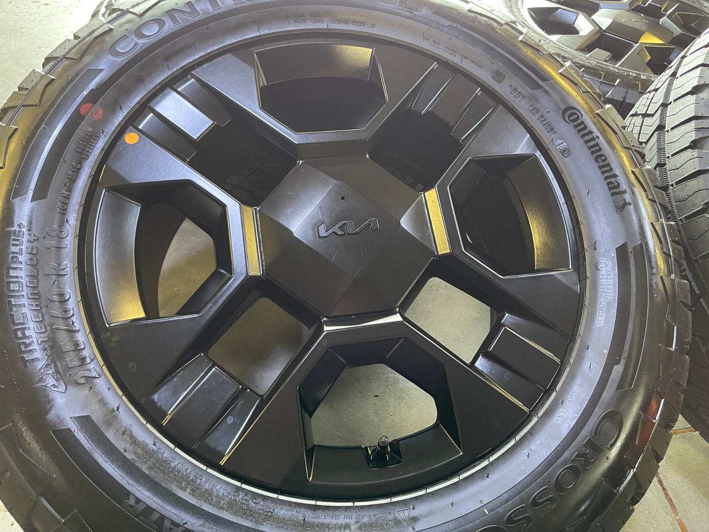 NEW 18" Kia Telluride X-PRO OEM wheels rims Sorento Sedona CONTINENTAL 2026 2027