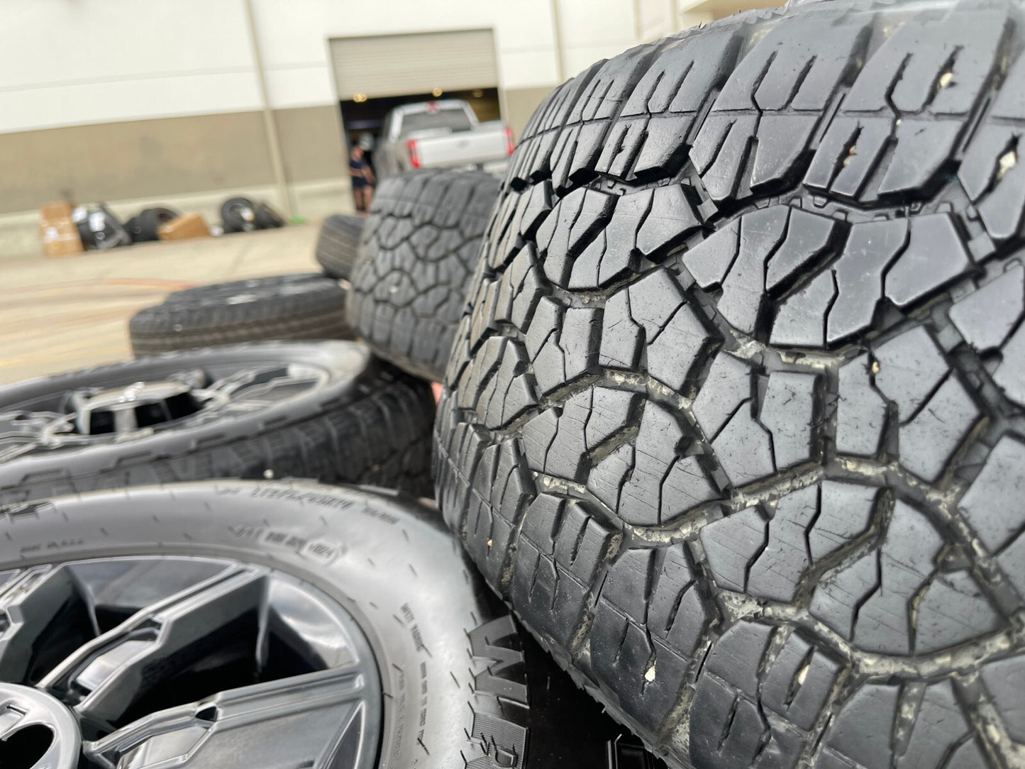 20" GMC Sierra DENALI 2500 3500 OEM 14137 5963 wheels rims Silverado tires A/T