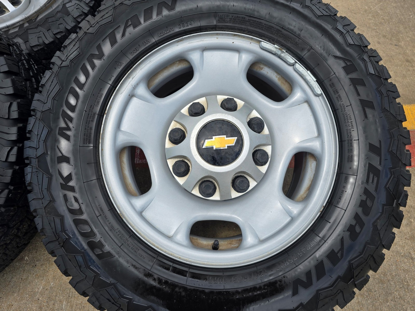 17" Chevy Silverado GMC Sierra 2500 OEM 8095 wheels rims tires A/T GREAT TREAD!!