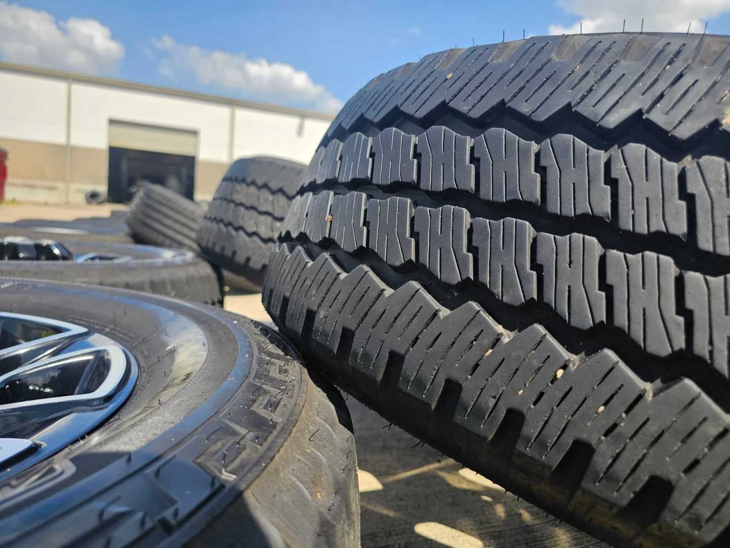20" Ford F-250 F-350 OEM Lariat Platinum wheels rims 10486 tires 2024 2025