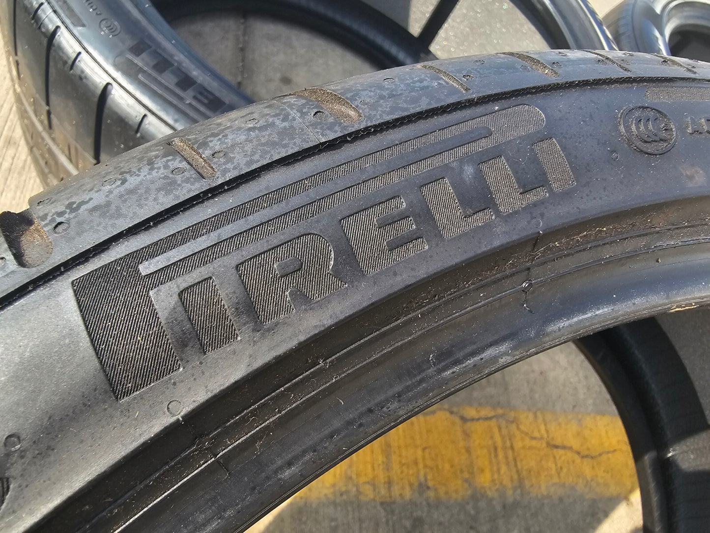 (2) 225/35/19 + (2) 285/35/20 Pirelli P Zero Corsa tires McLaren