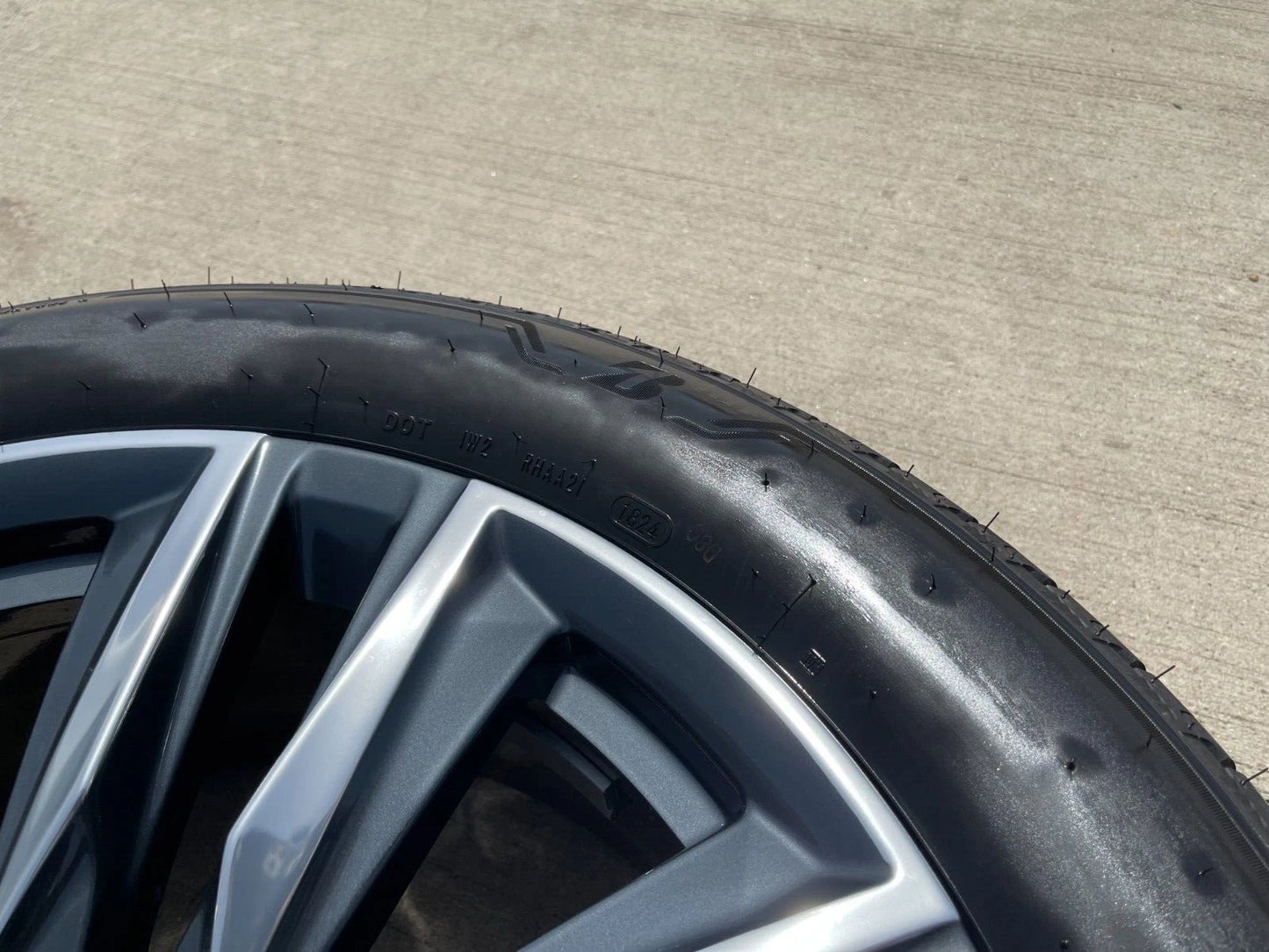 (1) 22" Cadillac Escalade OEM Platinum 4869 95028 wheel rim 2022 2023 2024 2025
