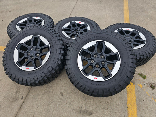 17" Jeep Wrangler Rubicon OEM Black wheels rims Gladiator 9219 tires