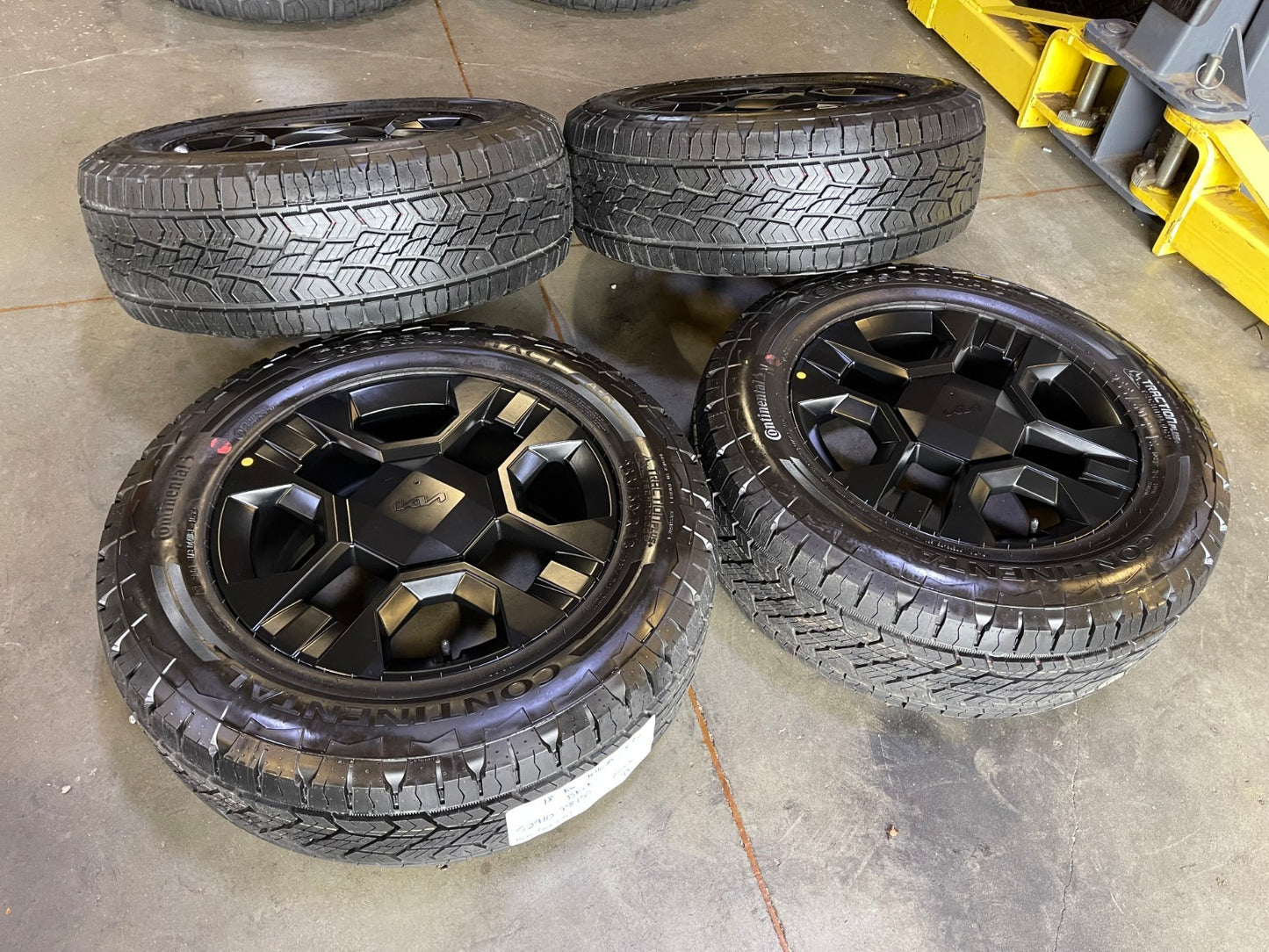 NEW 18" Kia Telluride X-PRO OEM wheels rims Sorento Sedona CONTINENTAL 2026 2027