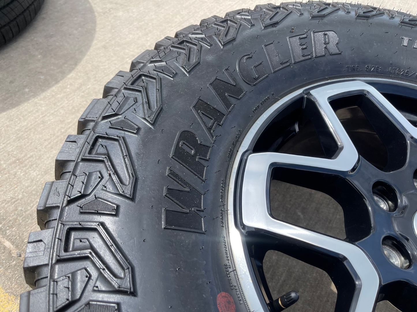 18" Ford Bronco wheel rim 95213 10389 Ranger spare GOODYEAR TERRITROY AT 35"