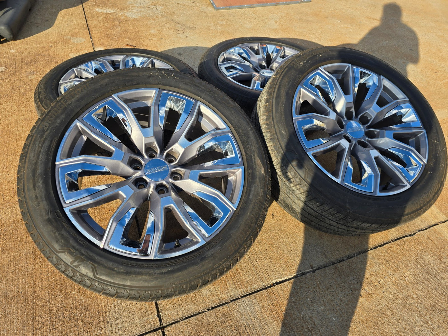 (1) 22" GMC Yukon Chevy Tahoe Escalade OEM chrome 95513 wheel rim BRIDGESTONE