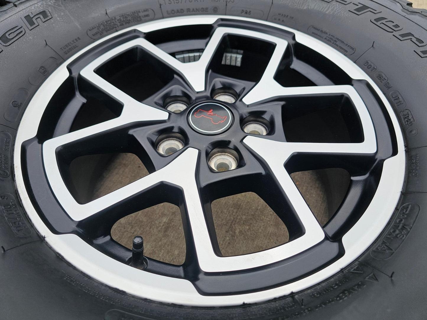 17" Jeep Wrangler Rubicon OEM 95730 9327 wheels rims Gladiator BFG KO2 A/T 35"