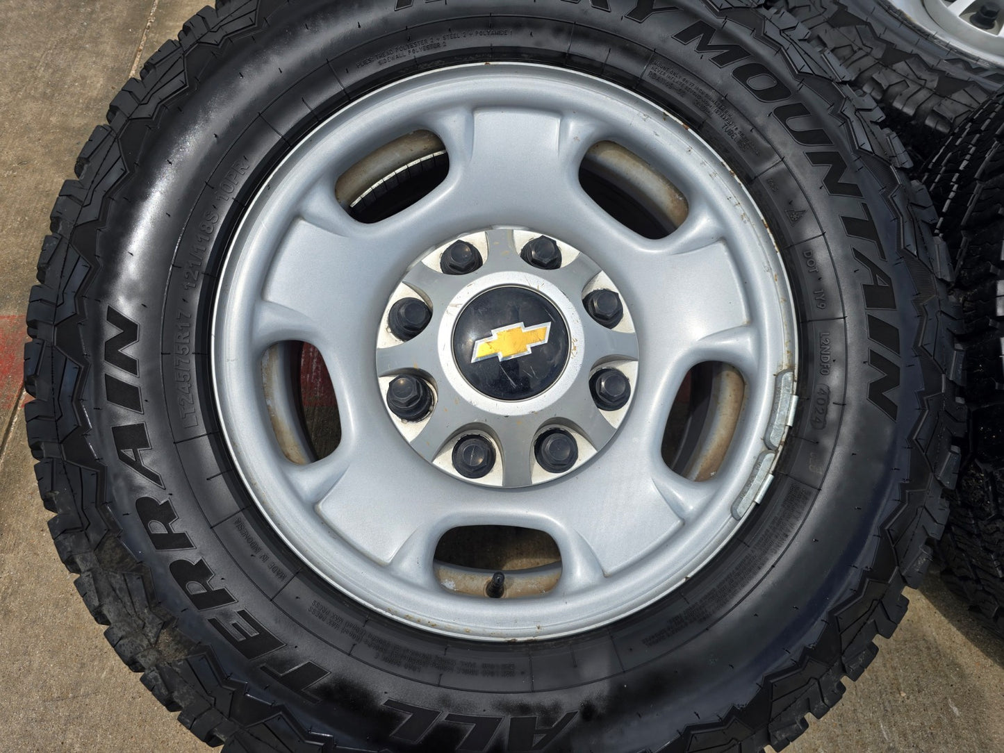 17" Chevy Silverado GMC Sierra 2500 OEM 8095 wheels rims tires A/T GREAT TREAD!!