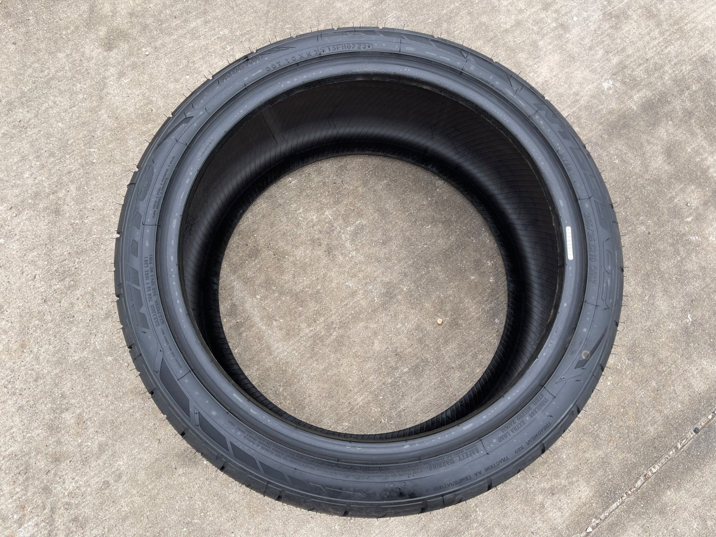 (1) 265/35/19 Nitto NT555 G2 tire 265/35/19 98W NEW